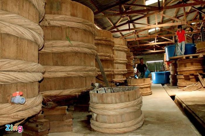 Nghề làm mắm hình thành do ban đầu, ngư dân đánh bắt cá nhiều không tiêu thụ hết nên chuyển qua muối cá để bảo quản, sau đó họ nghiên cứu, sáng tạo ra phương pháp kéo rút sống lấy nước mắm từ thô sơ đến hoàn chỉnh.