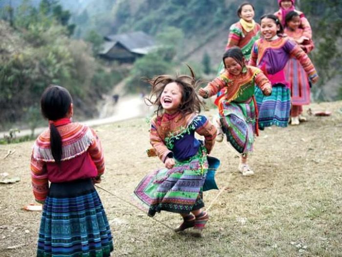 Nhưng bù lại, những đứa trẻ này lại luôn vui vẻ, lạc quan và yêu đời. Ảnh: VOV.