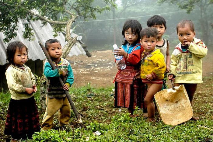 Cuộc sống của nhiều em rất thiếu thốn, thậm chí đến một bộ quần áo tử tế cũng là điều khá xa vời. Ảnh: VOV.