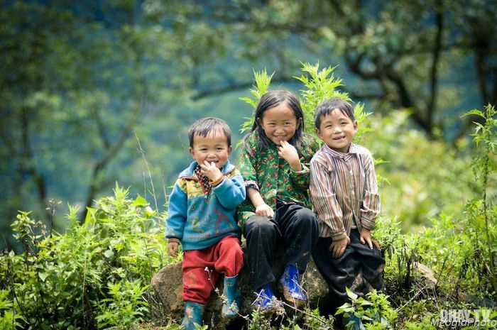 Những em nhỏ trên cao nguyên đá Đồng Văn ở tỉnh Hà Giang. Ảnh: Ohay.