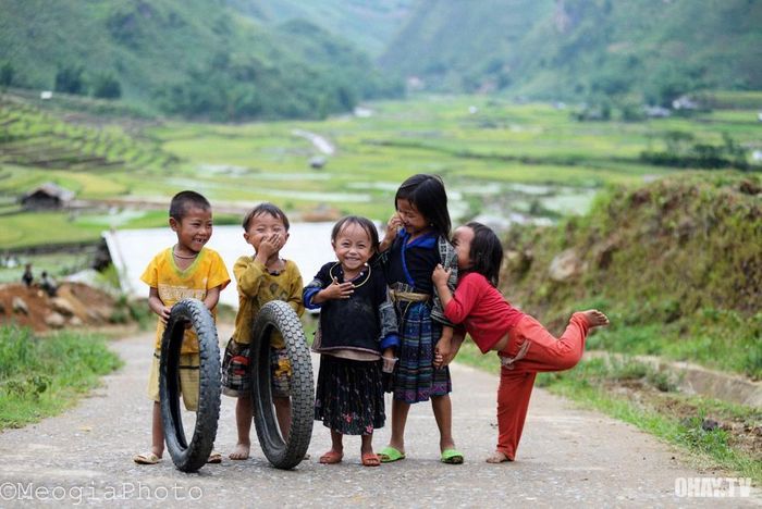 Do cuộc sống còn nhiều khó khăn và thiếu thốn nên những em nhỏ này tận dụng những chiếc lốp xe cũ làm đồ chơi. Ảnh: Ohay.