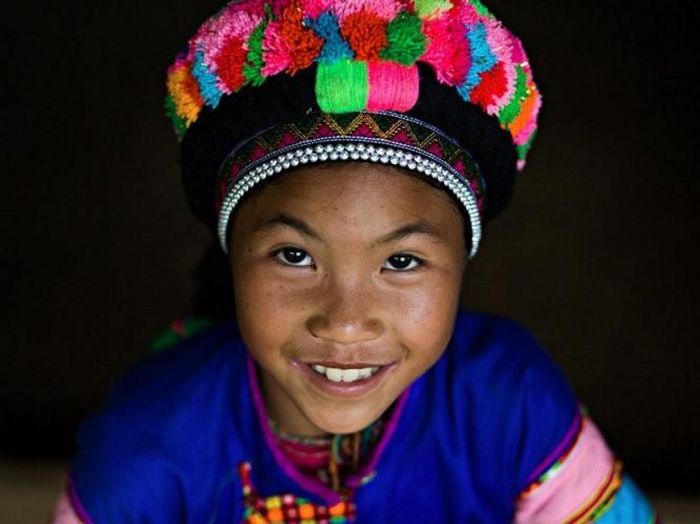 Một em gái người dân tộc Phù Lá ở Hà Giang. Ảnh: Tuoitre.