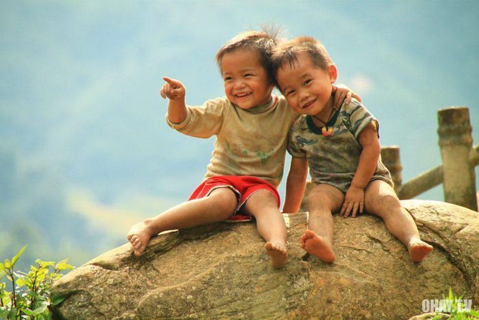 Hình ảnh hai chú nhóc ngồi chơi trên một phiến đá ở Lai Châu, Điện Biên. Ảnh: Ohay.