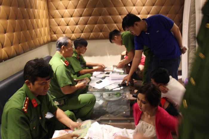  Công an thu nhiều gói bột trắng nghi là ma túy đá, cùng một lượng lớn tiền mặt. Ảnh: Đức Tiến 