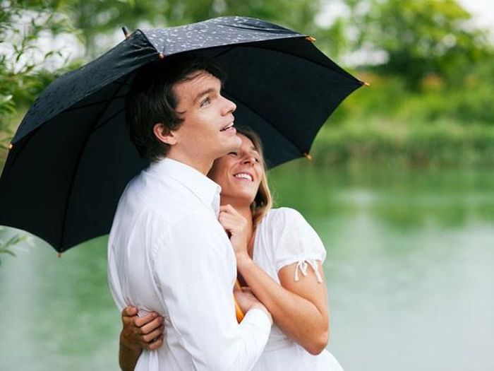 5. Cách hôn chưa ăn khớp Ngoài ra, cũng có thể do cách hôn chưa có sự hòa hợp giữa 2 người khiến bạn gái cảm thấy lo lắng và sợ hãi. Đặc biệt nhiều chàng trai hay có hành động xiết chặt bạn gái khi hôn làm đối phương thấy bức bí, khó thở.