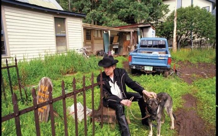Bob Dylan giữ một thái độ bình thản trước mọi dư luận về giải thưởng Nobel mà ông nhận được.