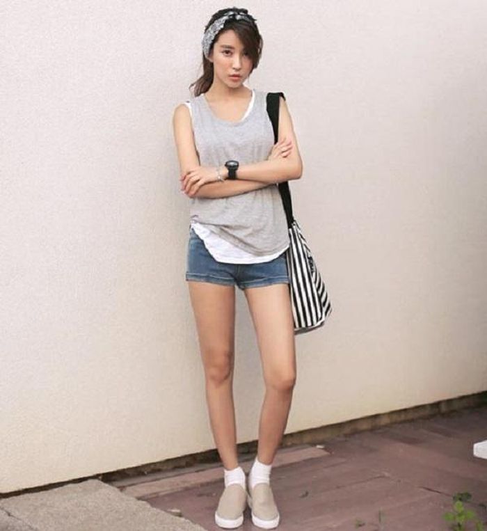 Thật thoải mái khi mặc những chiếc áo ba lỗ cùng với quần sooc.