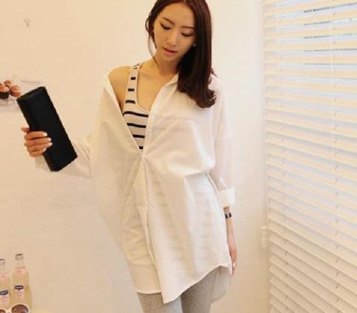 Cá tính nhưng kín đáo giữa kết hợp áo ba lỗ và áo sơ mi khoác ngoài.