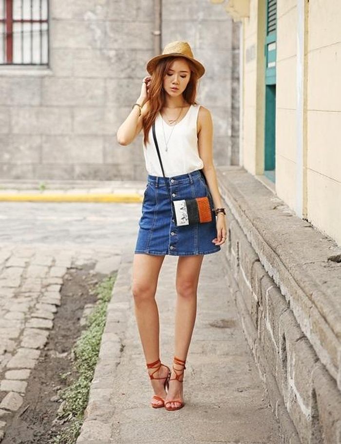 Nặng động, trẻ trung với kết hợp áo ba lỗ cùng chân váy ngắn.
