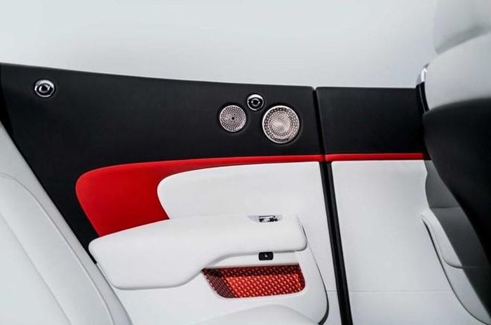 Bảng điều khiển trung tâm làm bằng gỗ Piano White với vài chi tiết nhôm. Theo Rolls-Royce vật liệu này trông giống như lụa. Một đồng hồ riêng biệt nằm ở trung tâm bảng điều khiển. Toàn bộ bảng điều khiển được làm thủ công và phải mất 9 ngày để hoàn thành công đoạn này. 
