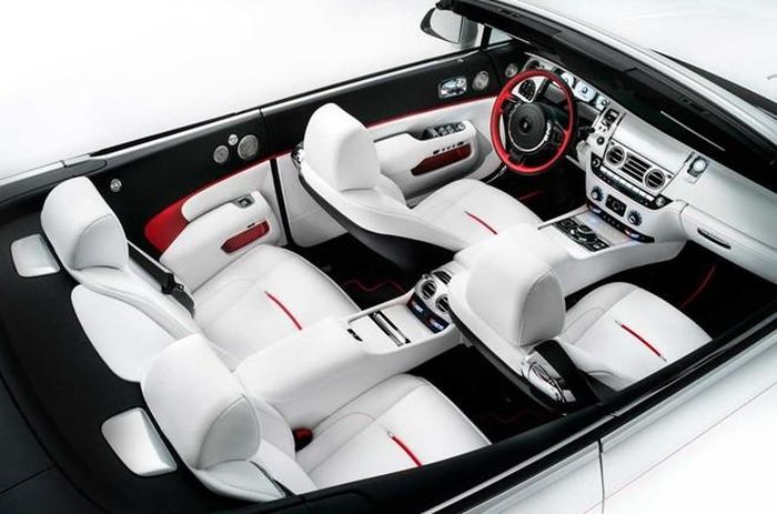 Nội thất của Rolls-Royce Dawn – Inspired by Fashion được làm bằng chất liệu quý hiếm và lụa thượng hạng.Điểm nhấn của nội thất là sự tương phản giữa màu trắng Arctic của mặt trước ghế, bảng táp-lô với màu đen của da trên mặt sau ghế, thảm để chân và viền cửa và sau hàng ghế. Ở những chi tiết bằng da, đường thêu màu đỏ cũng tăng vẻ sang trọng sẵn có trên chiếc mui trần này. 