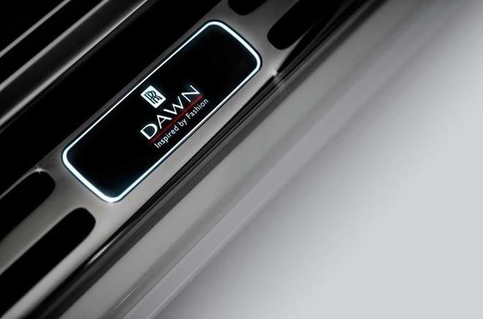 Đội ngũ thiết kế nên Rolls-Royce Dawn – Inspired by Fashion được dẫn dắt bởi Giám đốc thiết kế của Rolls-Royce, Giles Taylor. Chuyên gia dệt may Cherica Haye đến từ trường Đại học Mỹ thuật Hoàng gia Anh và chuyên gia về da Michelle Lusby, trước đây từng làm việc tại Mulberry. 