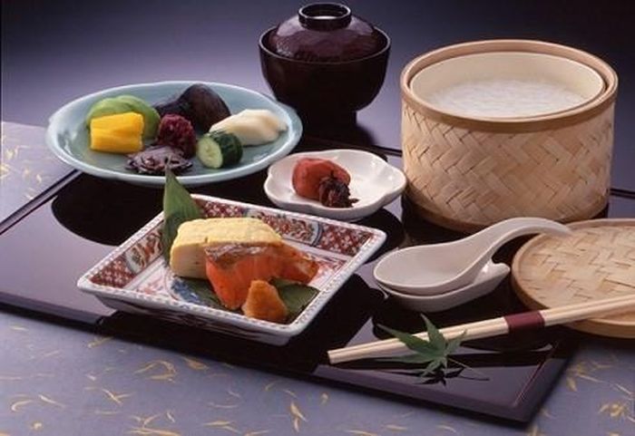 Thực đơn bữa sáng ở Nhật không thể thiếu cơm trắng, kèm theo đó là những món ăn phức tạp và kì công như súp miso trộn rong biển và đậu phụ, thỉnh thoảng ăn kèm với món trứng cuộn, cá basa nướng và một số món rau củ khác