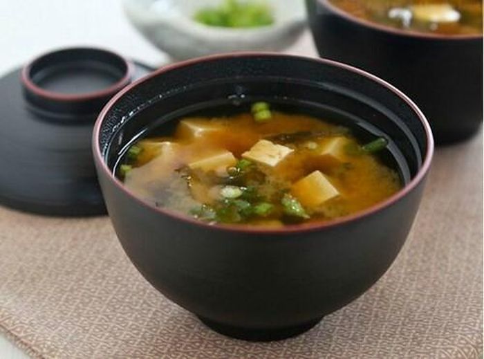Súp đậu hũ cũng là món ăn không thể thiếu trong bữa sáng của người Nhật.