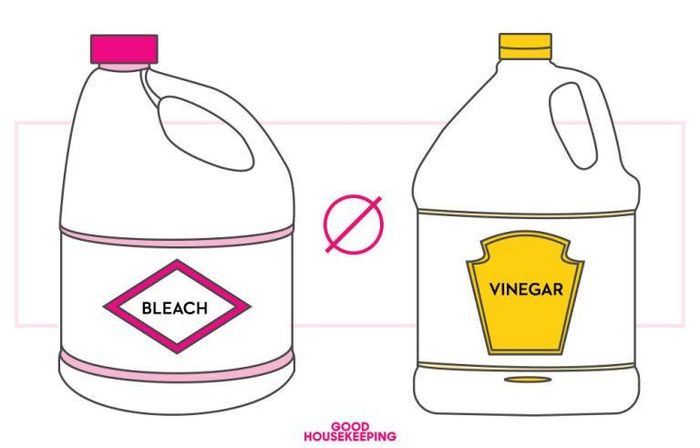 Nhiều người cho rằng thuốc tẩy và giấm kết hợp với nhau sẽ tạo ra chất tẩy trắng mạnh, nhưng đó là một sai lầm. Thực tế, thuốc tẩy trắng kết hợp với giấm tạo ra khí clo độc hại, có thể gây ho, khó thở cho người tiếp xúc.