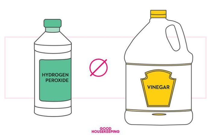Đổ oxy già vào bình xịt phun sương lên trái cây, sau đó lau lại bằng giấm để làm sạch là phương pháp an toàn. Tuy nhiên, tuyệt đối không được pha chung hai dung dịch này trong một bình xịt.