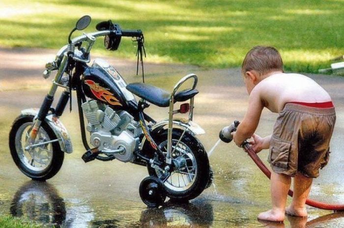Bé cũng rửa xe giỏi như ai. Ảnh: Brightside.