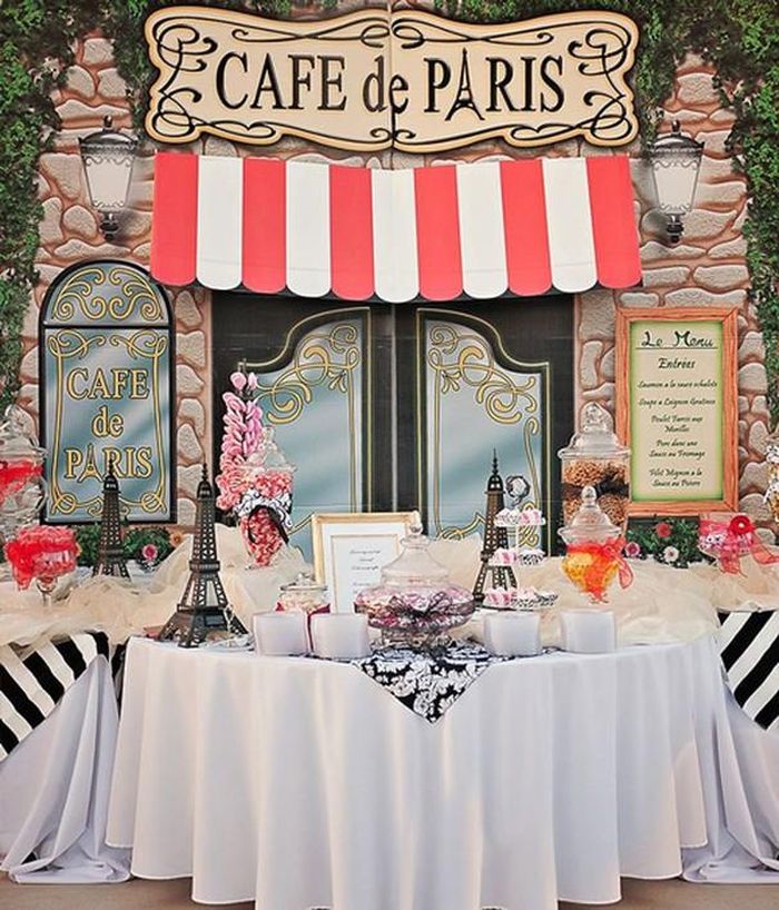 Backdrop chụp hình cưới nhẹ nhàng với chủ đề Paris vintage