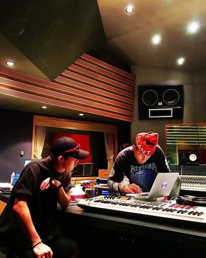 G-Dragon và ca sĩ Pharrell Williams làm việc trong phòng thu. Ảnh: Instagram
