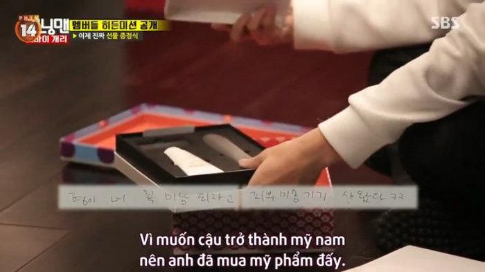 Jong Kook đã tặng Gary thật nhiều mỹ phẩm để anh sớm trở thành mỹ nam.