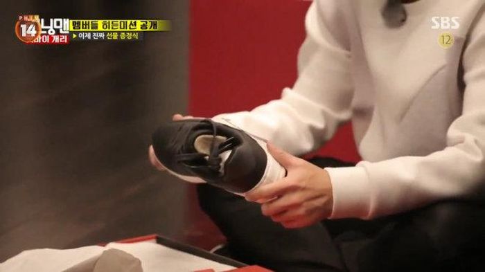 Còn Jae Suk thì tặng 1 đôi giày giúp anh chàng vững bước những lúc không bên cạnh Running Man.