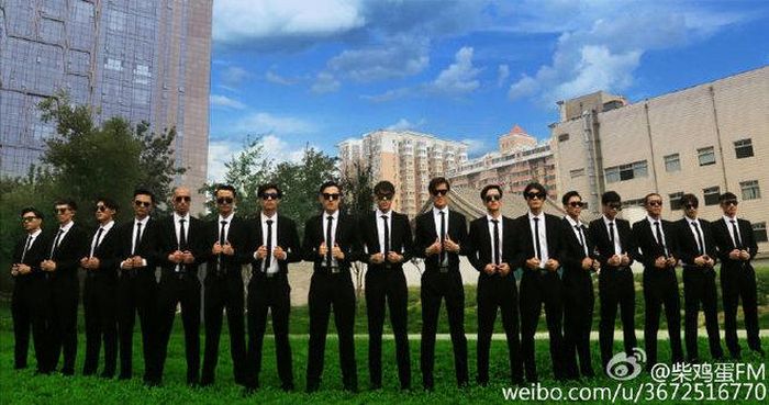 Dàn vệ sĩ hùng hậu ca trong phim.