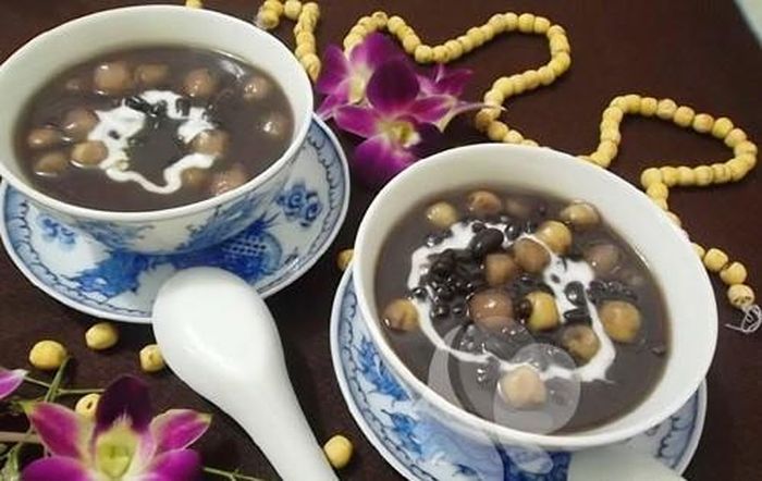 Chè đậu đen hạt sen là một món quà vặt mát lành bổ dưỡng cho bé và cho cả nhà. Mẹ chỉ cần bỏ ra khoảng 1 giờ đồng hồ là có thể cho ra đời những bát chè đậu đen với hạt sen ngon lành như thế này. Mặc dù vậy nên chú ý không để trẻ ăn quá nhiều đá lạnh cùng chè vì có thể dẫn đến viêm họng.