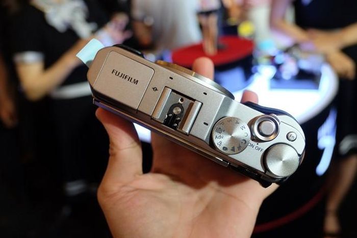 Sản phẩm được thiết kế tiết kiệm năng lượng với thời gian chụp lên đến 410 khung hình mỗi lần sạc. X-A3 có khả năng quay video Full HD, tốc độ ghi hình 60fps, bộ chống rung điện tử kết hợp với bộ chống rung quang học giúp ổn định hình ảnh.