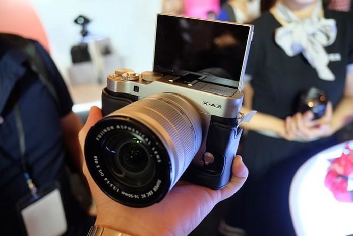 Fujifilm X-A3 sở hữu cảm biến APS-C CMOS 24,3 MP cùng chip xử lý ảnh EXR Processor II. Hệ thống lấy nét 77 điểm toàn khung và 49 điểm đơn lẻ. Máy đi kèm thêm các chế độ màu sắc vốn có trên các model đàn anh dòng X-T như Provia, Pro Neg.Hi, Pro Neg.Std.