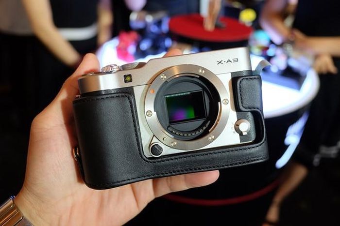 Với kích thước: 117 x 67 x 40 mm, trọng lượng 339 g, máy ảnh Fujifilm X-A3 khá nhẹ. So với model tiền nhiệm X-A2, X-A3 vẫn giữ được thiết kế cổ điển, bốn cạnh được làm phẳng, vuông vức. Sản phẩm có 3 phiên bản màu nâu, bạc và hồng.