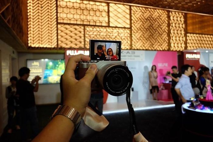 Màn hình LCD có thể dựng đứng 180 độ cho phép kiểm tra bố cục và cảm xúc gương mặt trước khi chụp. Trong chế độ “Selfie”, để giảm bớt thao tác, vòng lệnh phía sau thân máy được dùng để điều khiển hoạt động lấy nét và chụp ảnh.