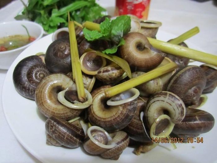 Ngoài ra, mọi người cũng có thể làm các món xào từ ốc như: ốc núi xào me, ốc núi xào sa tế, xào tỏi... ăn rất hấp dẫn mà lại tốt cho sức khỏe. Ảnh: Làm cha mẹ.