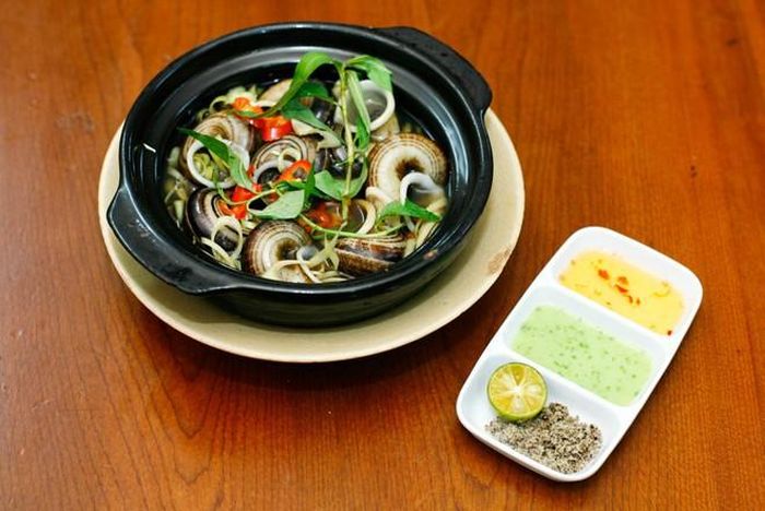 Thịt ốc có thể chế biến thành nhiều món ăn bài thuốc khác nhau, cách đơn giản nhất là hấp ốc với một chút lá sả, lá chanh, mẻ và gia vị sau đó khêu ăn trực tiếp, chấm với nước mắm gừng tỏi. Ảnh: Du lịch Ninh Bình.