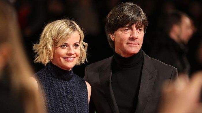  Trong khi Joachim Löw đi cùng một cô gái trẻ lạ mặt.(Nguồn: rbb-online.de) 
