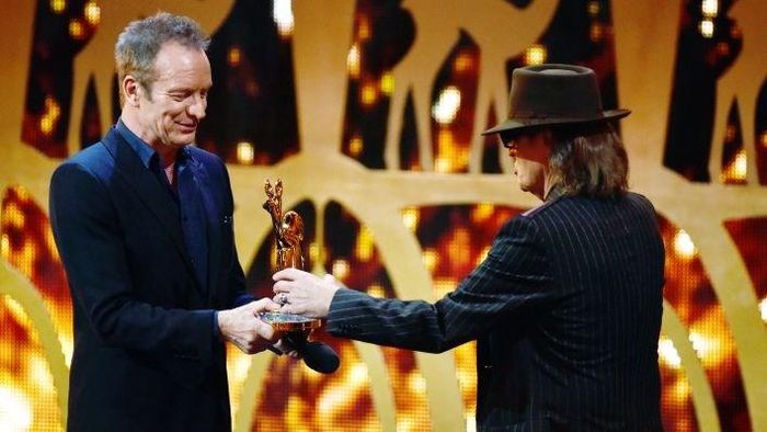  Sting (phải) trao giải 'Music National' cho ca sĩ Uno Lindenberg.(Nguồn: rbb-online.de) 