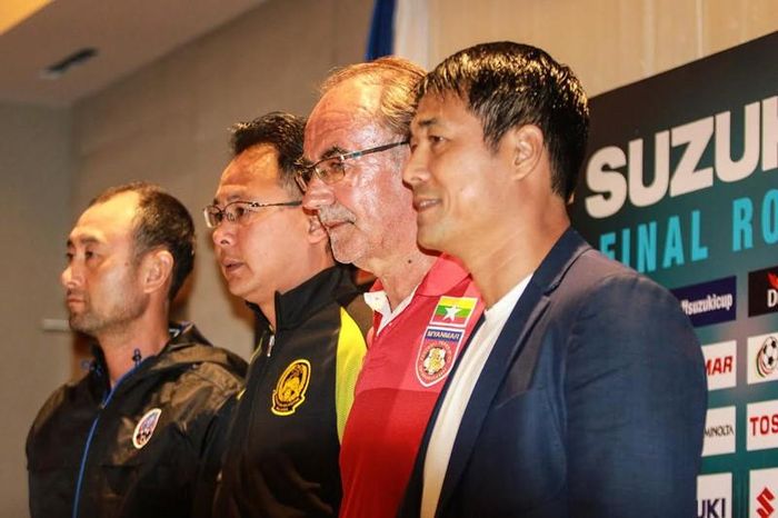Từ trái qua: HLV Lee Tae Hoon, Ong Kim Swee, Gerd Zeise và HLV Nguyễn Hữu Thắng. Ảnh: HUY PHẠM