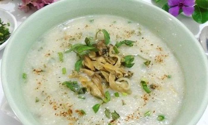Thịt trai thái miếng nhỏ, xào với hành khô cho săn lại. Khi cháo nhừ, múc ra tô, rắc trai xào cùng hành, răm, quẩy và hat tiêu lên trên. Ảnh: 8monngonmoingay.