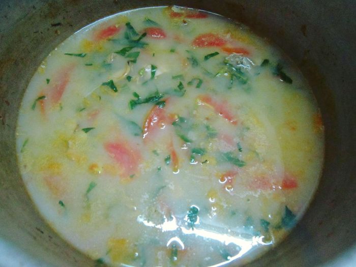 Nước luộc trai lọc sạch cho vào đun sôi cùng khế chua. Khế chín thì dầm nát và đổi trai vào nồi, đun sôi trở lại. Nêm gia vị vừa ăn rồi rắc hành, thì là lên trên. Ảnh: Bepgiadinh.