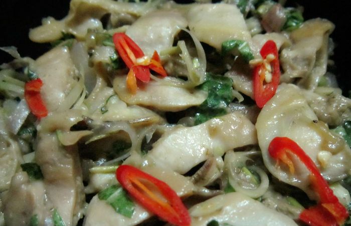 Sau đó đổ trai vào xào trở lại. Nêm gia vị vừa ăn, rắc hành tươi và đổ ra đĩa. Trai xào sả ớt ngon hơn khi ăn nóng với cơm. Ảnh: Khám Phá.