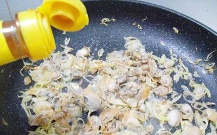 Phi thơm hành, tỏi rồi cho thịt trai vào đảo nhanh tay. Thịt trai gần chín thì cho riêng ra đĩa. Tiếp tục phi thơm số hành, tỏi còn lại cùng sả, ớt, hành tây. Ảnh: Hoiquanamthuc.
