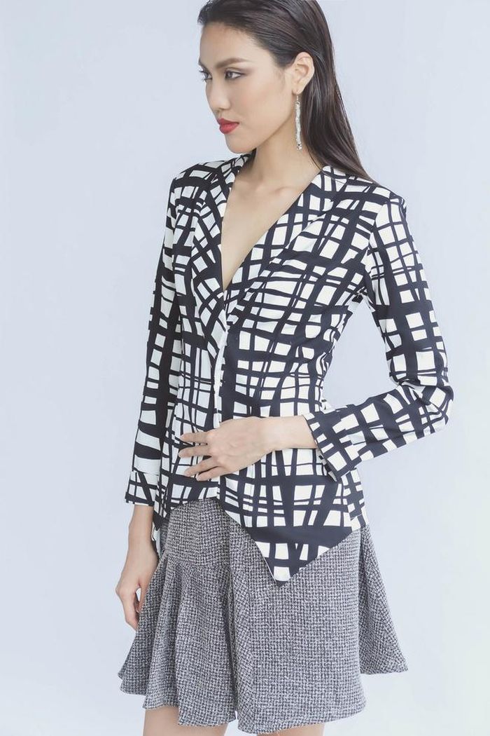 Cũng cùng chất liệu nhưng kiểu dáng áo vest này được biến tấu với đường cắt khoét ở vạt. Lan Khuê phối kèm chân váy ngắn xòe năng động. 
