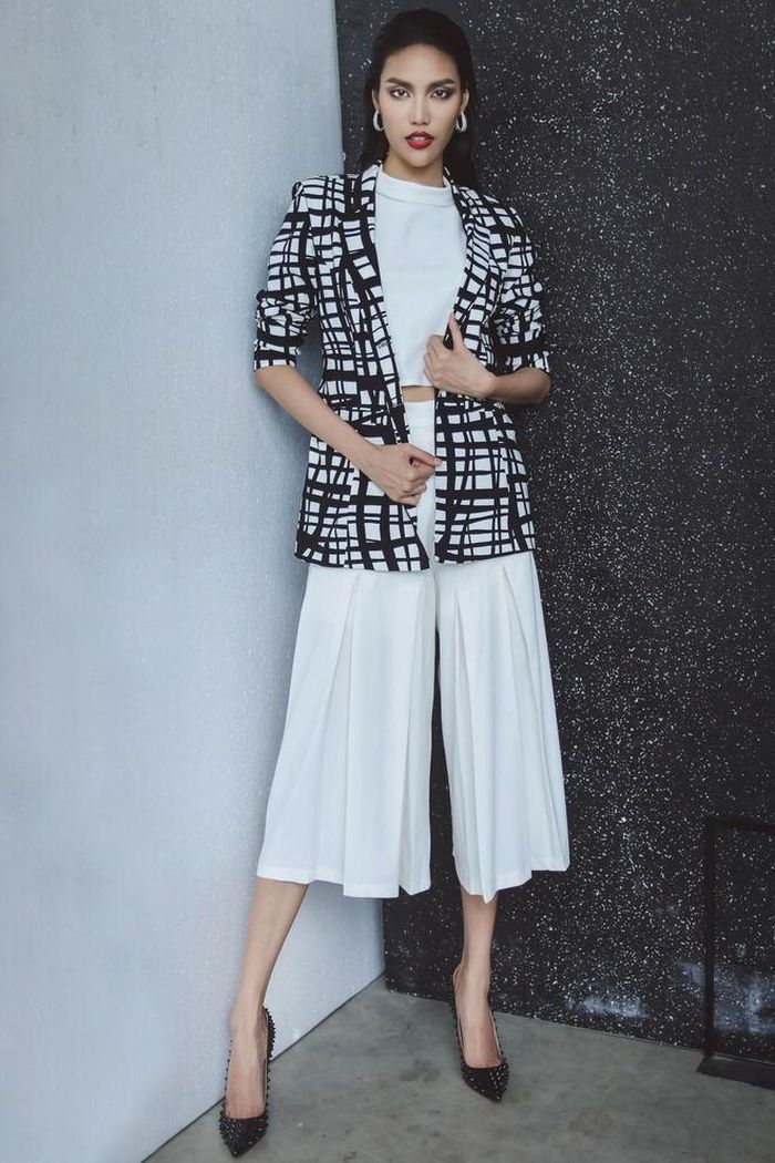 Set đồ tông trắng được mix-match phá cách cùng vest. Áo crop-top, quần lửng suông xếp ly là một trong những xu hướng vẫn thịnh hành.