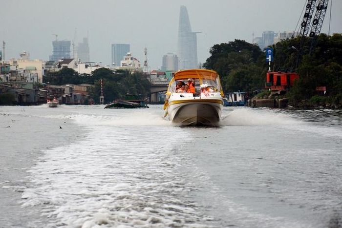 Với hệ thống kênh rạch dày đặc, TP.HCM có nhiều lợi thế phát triển du lịch đường sông. Ảnh: Phước Tuần. 