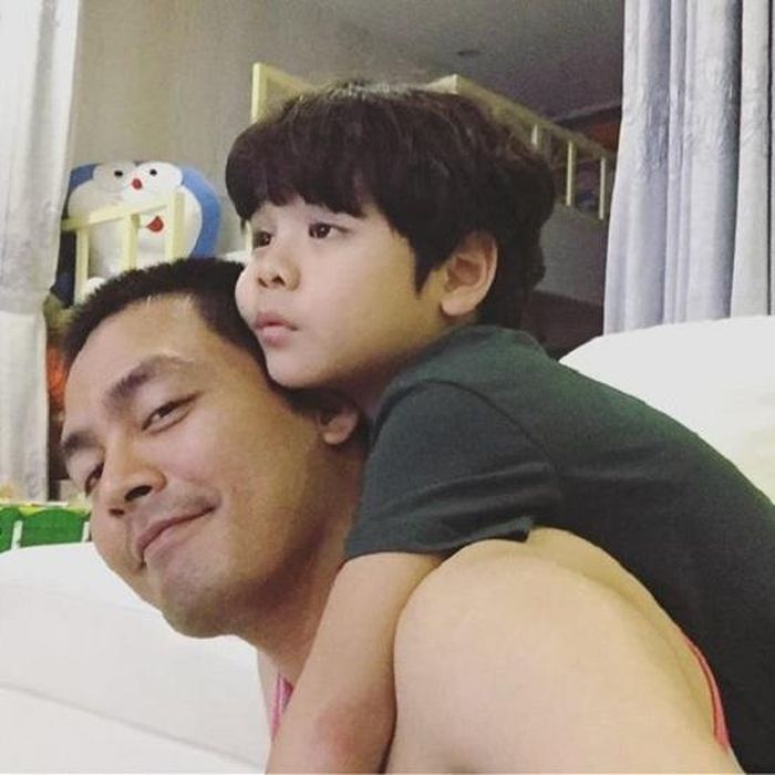 MC Phan Anh vui vẻ bên con trai sau những tin đồn với những thông tin tiêu cực về số tiền mà anh kêu gọi ủng hộ đồng bào miền Trung trong thời gian qua. Với anh, các con luôn là niềm hạnh phúc, tự hào là động lực để anh vượt qua những khoảng thời gian khó khăn nhất. Anh chia sẻ: “Anh ấy mới là người có quyền hỏi mình sao này sao nọ vào thời điểm này nè. Thương lắm. Mình đang thấy rất hạnh phúc và nhẹ nhõm”.