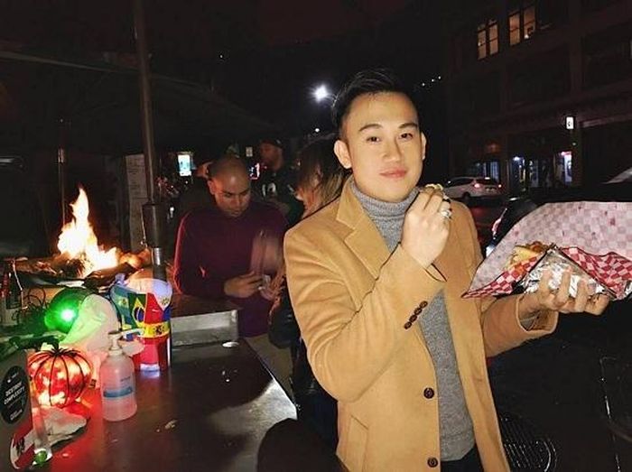 Dạo phố về đêm, em trai Hoài Linh - ca sĩ Dương Triệu Vũ thoải mái thưởng thức những món ăn yêu thích của mình. Anh chia sẻ: “Trời lạnh ăn street food là số 1”.