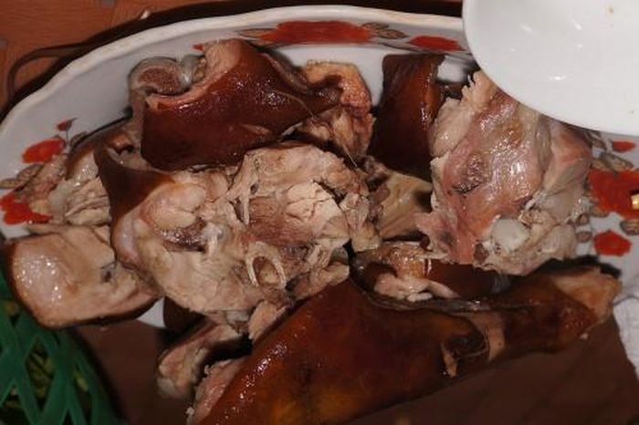 Thịt mèo có vị ngọt, mặn, chua, tính ấm, không độc, có tác dụng tiêu thũng, chống lao lực, giải độc, giảm đau.
