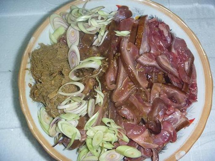 Chữa loét dạ dày bằng cách ninh nhừ thịt mèo với muối và rượu ăn khi đói.