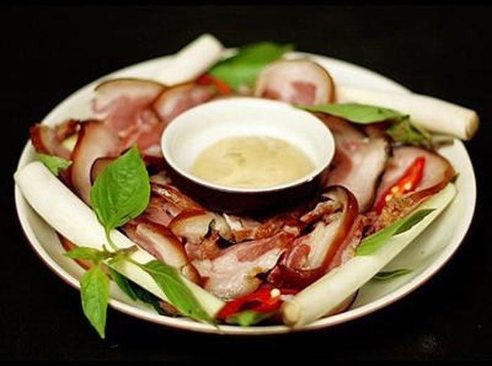 Bài thuốc từ thịt mèo: Bạn có thể sử dụng khoảng 100g thịt mèo sấy khô sau đó tán bột uống để chữa đau bụng, chóng mặt, trĩ mãn tính, mụn nhọt.