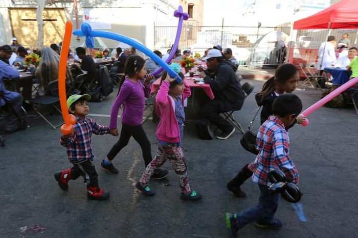 Các trẻ em ở quận Skid Row, Los Angeles, California hào hứng đi ra đường trong dịp này. Ảnh Reuters