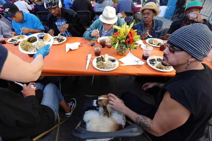 Những người vô gia cư ở quận Skid Row, Los Angeles, California thưởng thức bữa ăn ngày Lễ Tạ ơn.